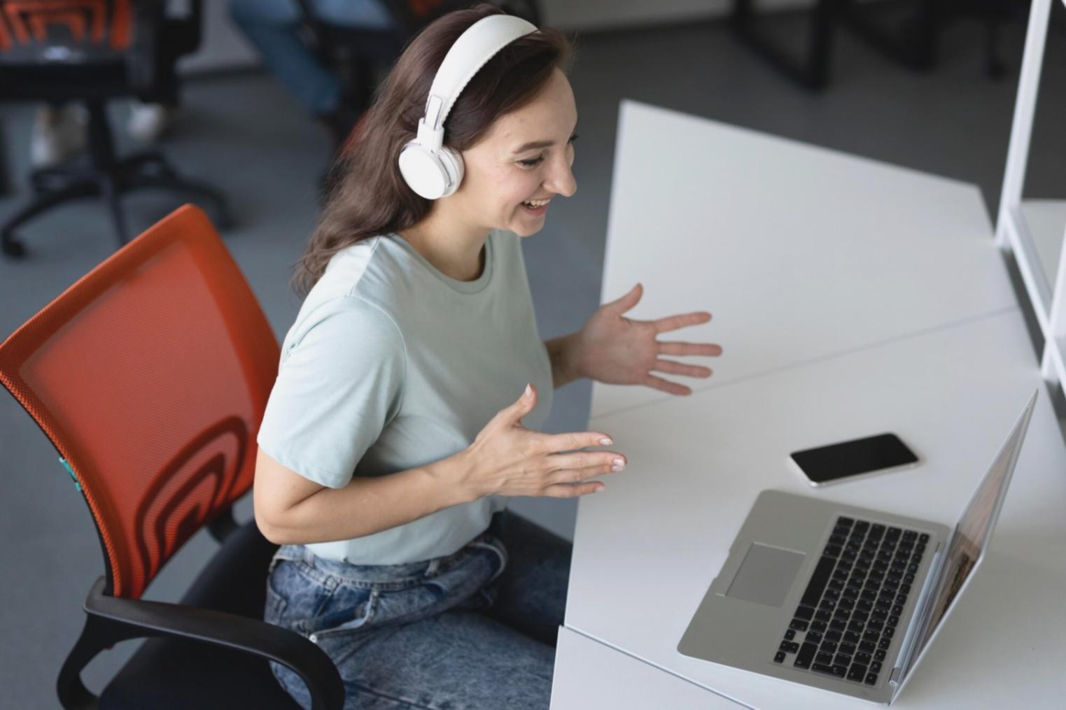 Ofis binası ve çevresindeki modern iş merkezi görünümü