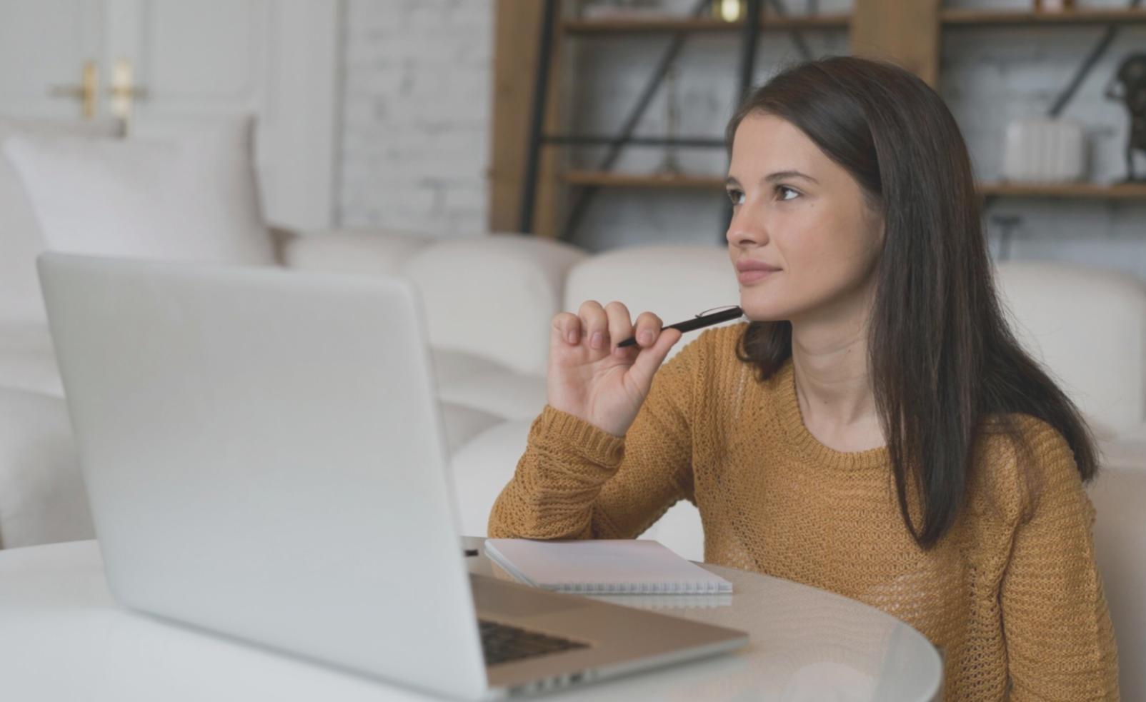 Modern ofis ortamında çalışan ekip